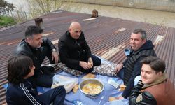 Çatıda kaygana yiyerek maç izlediler