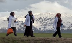 Yüksekova’da Ebeler Zor Şartlara Rağmen Gebelere Ulaşıyor