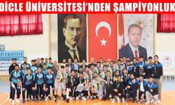 Dicle Üniversitesi şampiyonluk kupasını polislerle kutladı: Sahada duygusal anlar