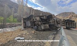 Atık kağıt yüklü tır ölüm virajında devrildi