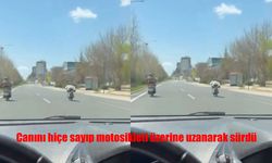 Elazığ’da tehlikeli sürüş: Motosikletin üzerine uzanarak ilerledi