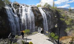 Tortum Şelalesi baharın gelişiyle coştu