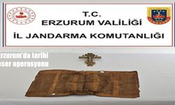 Erzurum’da tarihi eser operasyonu: Parşömen ve bronz haç ele geçirildi