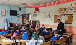 Diyadin’de öğrencilerden anlamlı mesaj: ‘Öğretmene silah değil, gül’