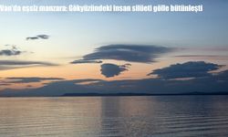 Van’da eşsiz manzara: Gökyüzündeki insan silüeti gölle bütünleşti