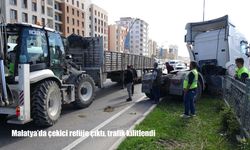 Malatya'da çekici refüje çıktı: Trafik kilitlendi