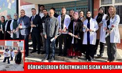 Muş’ta öğrenciler öğretmenlerini güllerle karşıladı