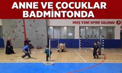 Muş’ta anneler çocuklarıyla badminton oynadı