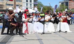 Elazığ’da 19 Mayıs festivalinde Kırgız ekibinin kıyafetleri ve müzikleri hayran bıraktı