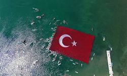 Sapanca Gölü'nde 1923 metrekarelik Türk bayrağı açıldı