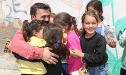 Çocukken kapısında beklediği tostu şimdi ücretsiz dağıtıyor