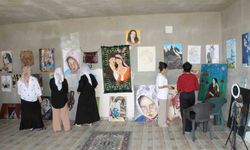 Şırnaklı genç ressam bodrum kattaki atölyesinde hayallere renk katıyor