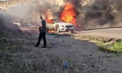 Gaziantep’te seyir halindeki lüks otomobil alevlere teslim oldu
