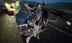 Kars'ta kamyonetle otomobilin çarpışması sonucu 1'i ağır 3 kişi yaralandı