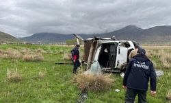 Van Gevaş’ta Kamyonet Şarampole Yuvarlandı: 2 Kişi Yaralandı
