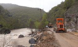 Taşkın sonrası kapanan yol 2 günlük çalışmayla yeniden ulaşıma açıldı