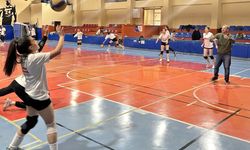 Filede vali sürprizi; Ziya Polat genç sporcularla voleybol oynadı