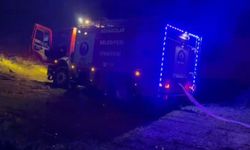 Elazığ'da yangına giden itfaiye aracı çamura saplandı