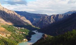 Kemaliye’de kayalığın tepesine yapılan ev merak uyandırıyor