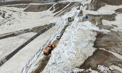 Kar kalınlığının 7 metreyi bulduğu Nemrut yolunda çalışma başlatıldı