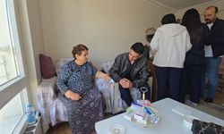 Genç sağlıkçılar ev ev giderek kronik hastaların takibini yapıyor