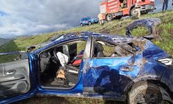 3 kardeşin bulunduğu otomobil şarampole yuvarlandı, 1 kişi öldü