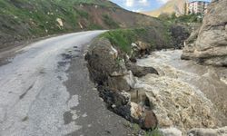 Hakkari’de iki mahalleyi bağlayan yol çöktü