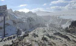 Hakkari Berçelan Yaylası’nda Mayısta Şaşırtan Kar: Yer Yer 4 Metreyi Buldu