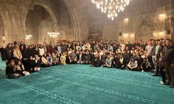 Her hafta cami ziyaretleriyle 100'üncü camide yatsı namazı kıldılar
