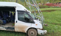 Şemdinli'de yolcu minibüsü direğe çarptı: 11 yaralı