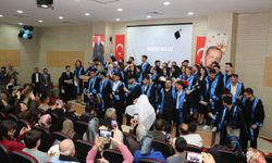 Oltu'da üniversitelilerin mezuniyet coşkusu