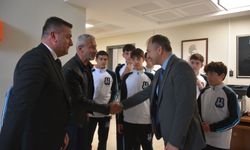 Çakmur, Ahmet Hamdi Tanpınar Ortaokulu futsal takımını kutladı
