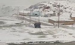 Gürpınar’da mayıs ayında kar sürprizi