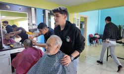 Öğrenciler yaşlıların bayram tıraşını yaptı