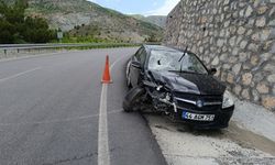Malatya'da kontrolden çıkan araç bariyerlere çarptı: 1 yaralı