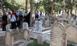 Terzibaba Mezarlığı’nda arife günü yoğunluğu