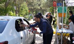 Elazığ’da mezarlık ziyaretine gelen vatandaşlara karanfil dağıtıldı