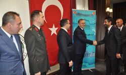 Kars’ta protokol bayramlaştı