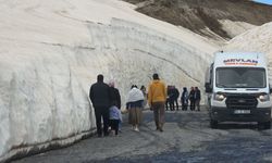 Nemrut yolundaki dev kar duvarları ziyaretçileri büyülüyor