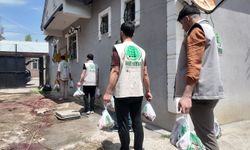 Umut Kervanı Ağrı’da ihtiyaç sahibi ailelere kurban eti dağıttı