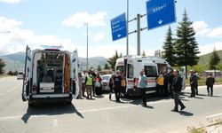 Elazığ’da Aydınlatma Direğine Çarpan Otomobilde 1’i Bebek 4 Kişi Yaralandı