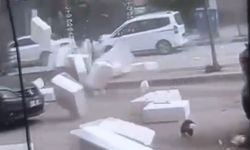 Şiddetli rüzgar Yüksekova’yı vurdu: Çatılar uçtu, görüş mesafesi düştü