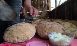 Tortum Şelalesi’nde doğal ekmek mesaisi: Taleplere yetişmekte zorlanıyorlar