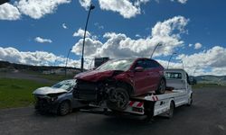 Kars-Sarıkamış kara yolunda iki araç çarpıştı: 2 yaralı