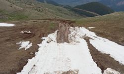 Karla kaplanan yayla yolunu belediye ekipleri açtı