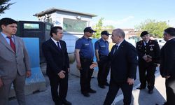 Vali Hatipoğlu, görevi başındaki personellerle bayramlaştı