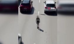 Bursa’da tehlikeli anlar: Çocuk akan trafikte yürüdü