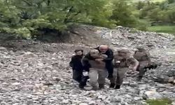 Tunceli’de ayağını burkan şahsı jandarma sırtında taşıdı