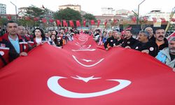 Elazığ'da 100 metrelik Türk bayrağıyla fener alayı düzenlendi