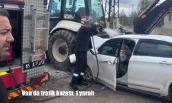 Van'da otomobil ile iş makinası çarpıştı: 1 yaralı